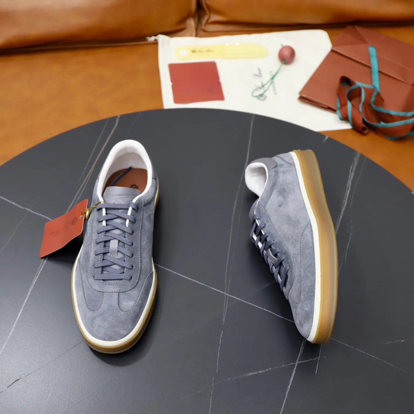 Ex-factory price: 560💰Loro Riana men’s moral training sneakers! Made from high-quality materials and designed in a low-cut silhouette, it offers an elegant and stylish look that's suitable for year-round wear. The unique double-layer sole aesthetic design, caramel cup-shaped outsole is decorated with off-white rubber trim, creating an attractive color combination. Pair with tailored pieces or jeans for a sophisticated yet casual look. The heel is decorated with soft cow leather tongue with Kummel color inserts and cotton laces with embossed LP logo. Upper: cow split suede. Lining: original thickened soft sheepskin. Size: 38-39-40-41-42-43-44 (customized in 45.46)